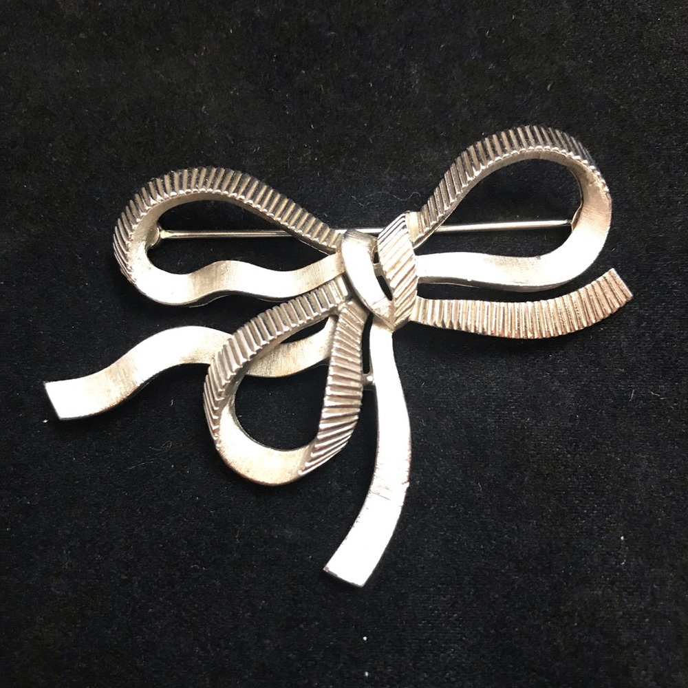 Vintage 80’s silver ribbon/bow brooch